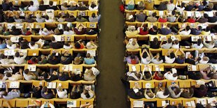 Studenten sitzen in einem Hörsaal