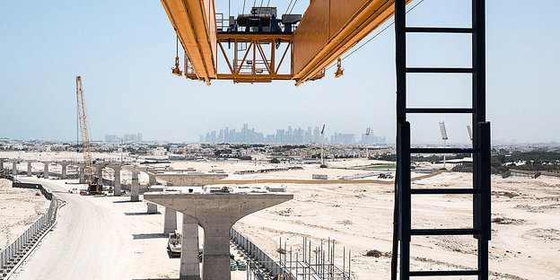 Brückenbaustelle in Katar, im Hintegrund die Silhouette von Doha