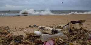 Müll liegt an einem Strand