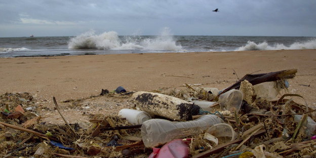 Müll liegt an einem Strand