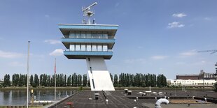 Ein Turm ragt vor der Weser auf. Er hat zwei Etagen.