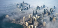Die Hochhäuser von Doha stehen im Nebel