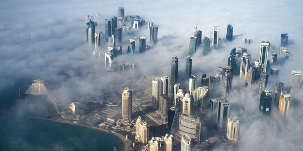 Die Hochhäuser von Doha stehen im Nebel