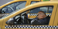 Ein Taxifahrer hält seine Ohren während eines Lärm-Protests gegen Uber