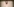 Ein Mann steht vor einer Wand. Das Tapetenmuster verläuft auch über sein Gesicht