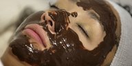 Gesicht mit einer Schokoladengesichtsmaske