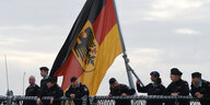 Soldaten und eine deutsche Fahne