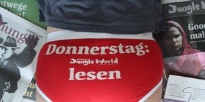 Eine Unterhose, auf der "Donnerstag Jungle World lesen" steht