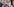 Der französische Präsident Emmanuel Macron lässt sich von Passanten fotografieren