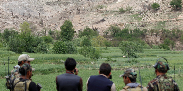 Afghanische Sondereinsatzkräfte begutachten aus der Ferne den Einschlagsort der Bombe