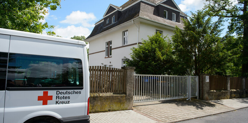 Ein Krankenwagen vor einem Haus