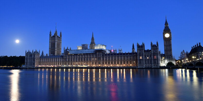 Westminster und Big Ben in der Nacht, vom gegenüberliegenden Themseufer aus gesehen