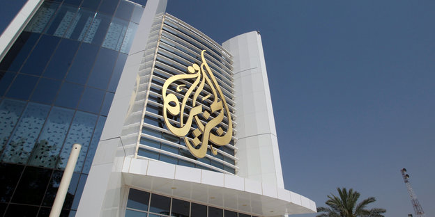 Ein hohes Gebäude mit dem Al-Dschasira-Logo