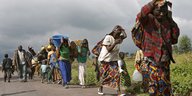 Kongolesische Frauen, Kinder und Männer auf der Flucht