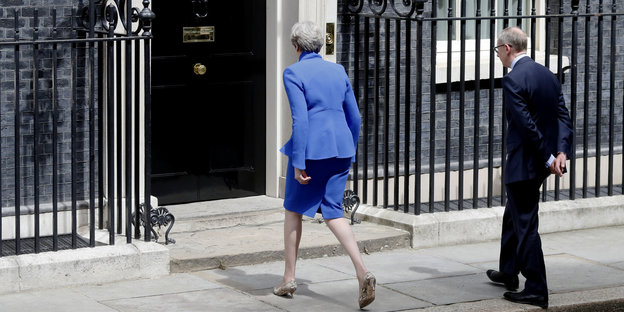 Theresa May eilt im blauen Kostüm über die Schwelle von Downingstreet 10