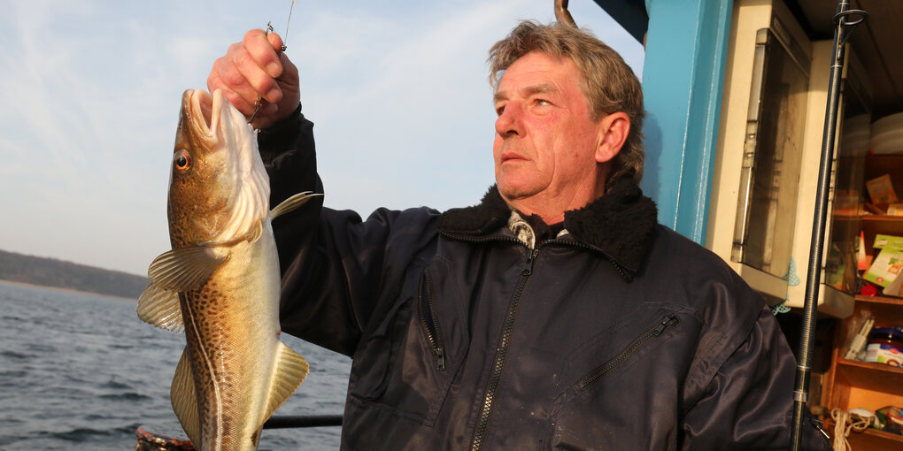 Angler mit dickem Dorsch auf der Ostsee