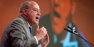 Gregor Gysi am Redepult