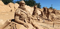 Eine Sandskulptur eines Mannes