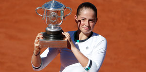Jelena Ostapenko mit dem Siegerpokal
