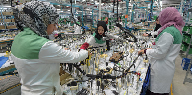 Arbeiterinnen in einer Produktionshalle für Kabelbäume