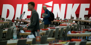 Ein Raum mit vielen Tischen und Stühlen, im Hintergrund der Schriftzug der Linkspartei