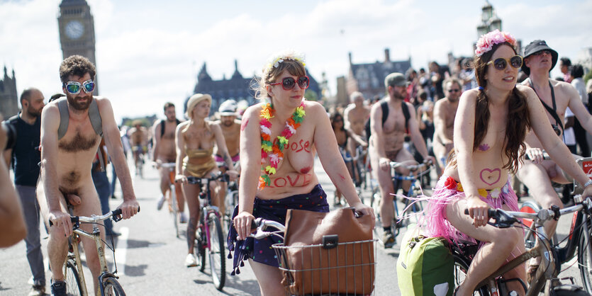 Nackte Menschen fahren Fahrrad