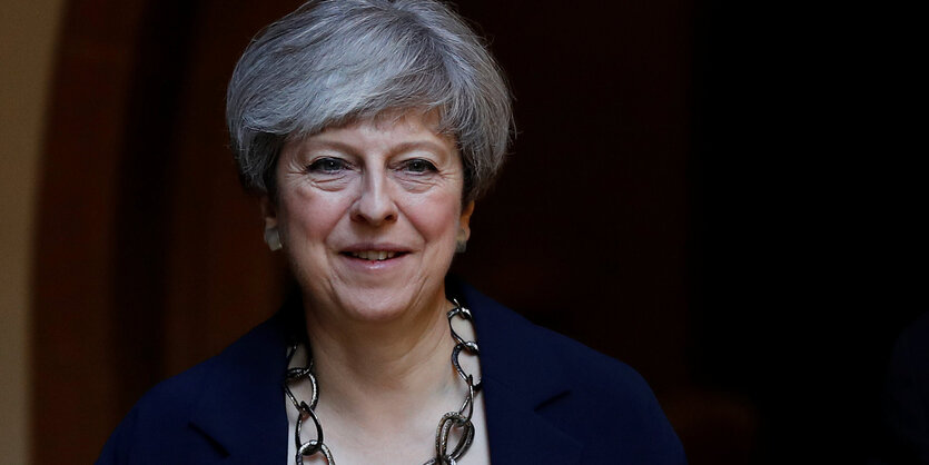 Theresa May vor schwarzem Hintergrund