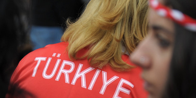 Eine Frau trägt ein rotes T-Shirt, auf dem „Türkiye“ steht