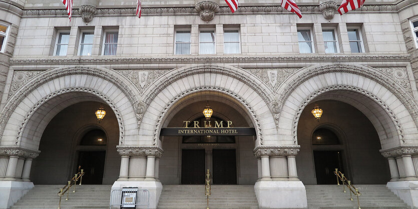 Treppe zu drei Torbögen, darüber Aufschrift "Trump Hotel"