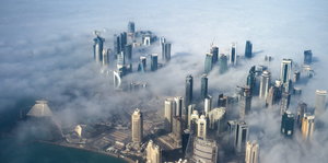 Luftbild, Hochhäuser ragen aus einem Wolkenmeer