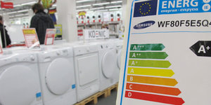 Ein Label mit Angabe der Energieeffizienzklasse in einem Geschäft für Elektrogeräte