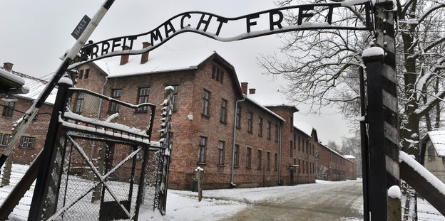 Der Schriftzug "Arbeit macht frei" über dem Haupttor des ehemaligen KZ Auschwitz-Birkenau