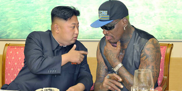 Kim Jong Un und Dennis Rodman sitzen gemeinsam beim Abendessen.