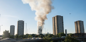 Eine Rauchsäule steigt aus London auf