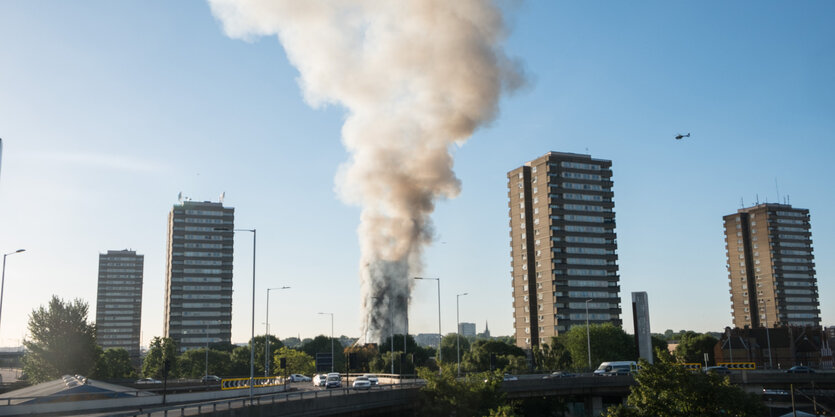 Eine Rauchsäule steigt aus London auf