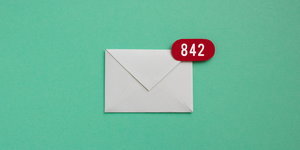 Ein weißer Briefumschlag, an der Ecke rechts oben auf rotem Grund die Zahl 842