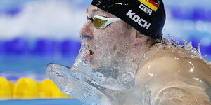 Schwimmer Marco Koch taucht aus dem Wasser auf