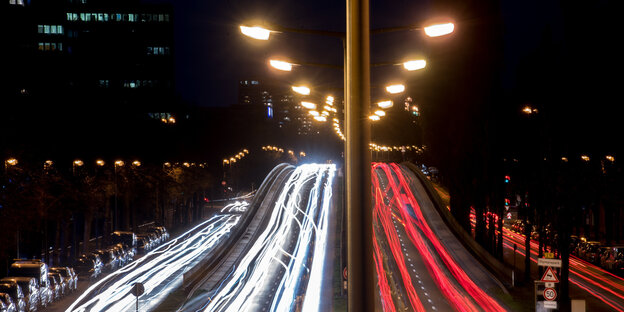Rot und weiß leuchten die beiden Spuren einer Autobahn in der Nacht