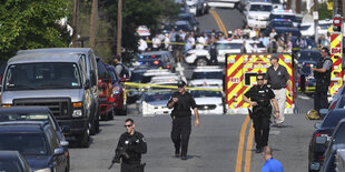 Polizisten sichern eine Staße nahe dem Ort des Attentats in Alexandria nahe Washington