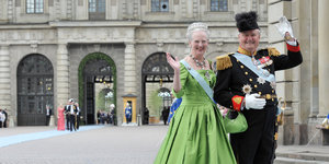 Königin Margrethe II von Dänemark und Prinzgemahl Henrik winken lächelnd