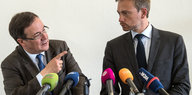Armin Laschet und Christian Lindner stehen nebeneinander. Vor ihnen sieht man Mikrofone