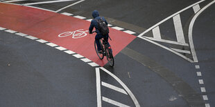 Ein Radfahrer auf einem Radweg