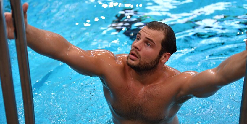 Marko Stamm (Spandau) steigt aus dem Wasser