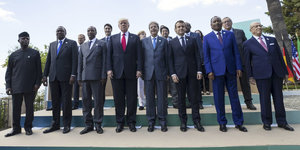 Yemi Osinbajo wirkt viel weniger staatsmännisch als die anderen G7-TeilnehmerInnen neben ihm