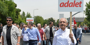 Kemal Kilicdaroglu fürhrt mit einem Schild in der Hand einen Protestzuag an