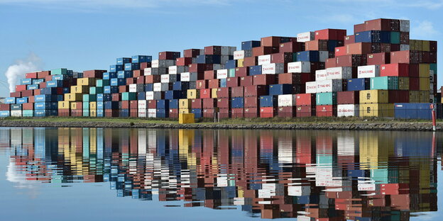 Riesige bunte Container sind an einem Hafen gestapelt