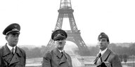 Albert Speer und Adolf Hitler posieren vor dem Eiffelturm
