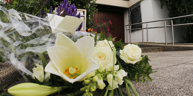 Ein Strauß Blumen vor Helmut Kohls Wohnhaus in Oggersheim