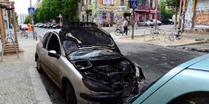 Ausgebranntes Auto in der Rigaer Straße
