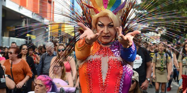 Eine verkleidete Person in der Gay-Pride-Parade in Sao Paulo